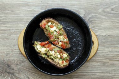 Sıcak bir fırın koy ve patlıcan hazır olana kadar 180 derecede 20-30 dakika pişir. Fırından çıkar ve servis yap..