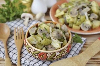 Soğuk servis yap. Lezzetli kırsal salata, büyükannem sık sık kışın yapardı. Afiyet olsun.!