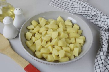 Patatesleri soy, büyük parçalara böl..