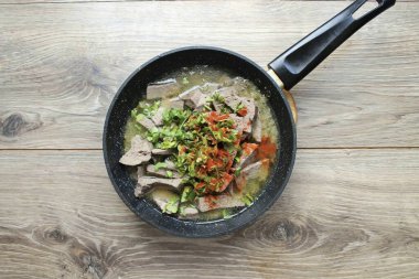 Her şeyi tuzla. Tüm baharatları ekle ve kalan çorbayı dök, ama 200 mililitreden fazla olmasın..