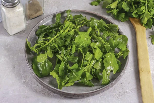 Bilas Arugula Dalam Air Kocok Lebih Banyak Kelembaban Atau Keringkan — Stok Foto