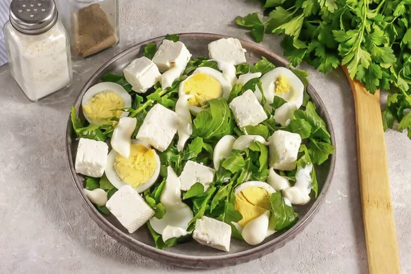 Put mayonnaise of any fat content in a chaotic manner on the salad.