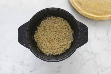 Bezelyeleri bir tencereye aktarın. Temiz su dök ve yumuşayana kadar pişir..