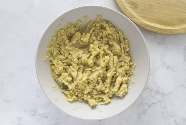 Bezelyelerin suyunu boşalt, sonra ezilerek püre yap..