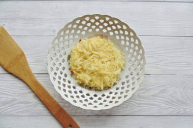 Yıka, soy, elmaları rendele ve bir tabağa koy. Limon suyu serpin.