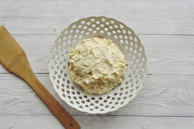 Ve tekrar, bir kat yumurtayı mayonezle güzelce yağlayın..