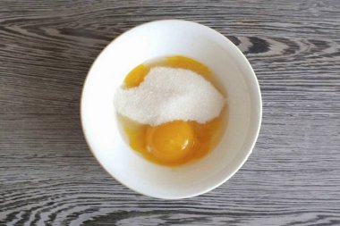 Yumurtaları beyazlara ve sarılara ayır. Beyazları buzdolabına koy. Sarıları 30 gram şekerle karıştır..
