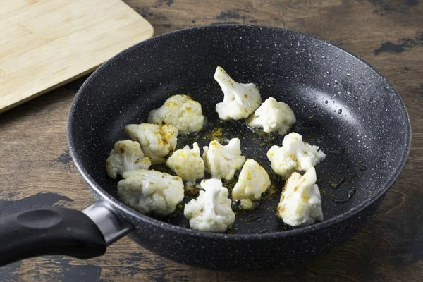 Abaixe Fogo Caril Couve Flor Despeje Algumas Colheres Sopa Água — Fotografia de Stock