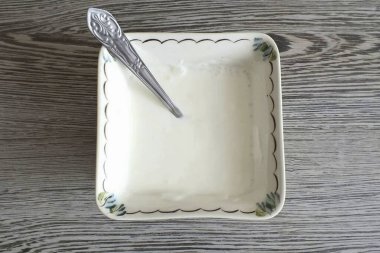 Ayrı bir kasede, ekşi kremayla ananas şurubunu karıştır. Karıştır.