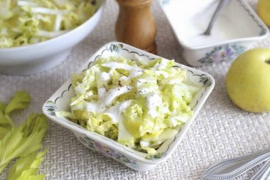 Örülmüş tereyağlı turta. Çok lezzetli, yemyeşil, maya hamurundan yapılan inanılmaz güzel bir pasta. Kiraz dolgusu bu güzelliği tamamlıyor. Böyle bir pasta her zaman yumuşak, güzel kokulu ve havalıdır. Afiyet olsun.!