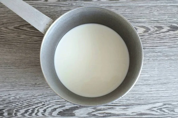 砂糖と残りの牛乳を組み合わせる 沸騰させる 薄いストリーム内の卵粉混合物を注ぐ — ストック写真