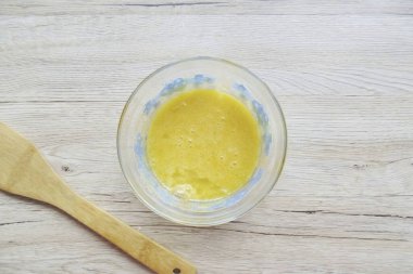 Şeker ve vanilya şekeri ekle. İyice karıştır.