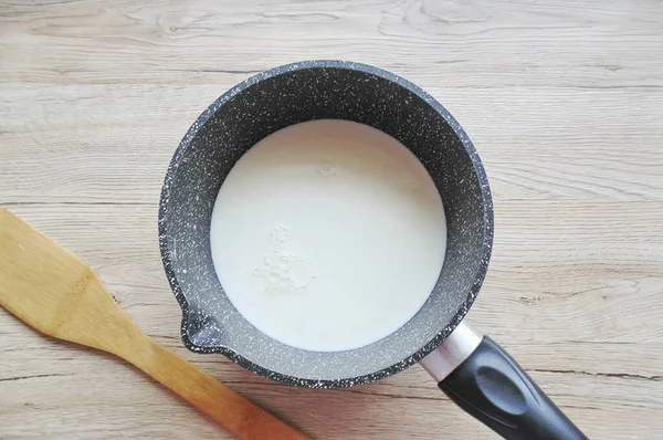 Versare Latte Una Casseruola Dal Fondo Pesante Mettere Sul Fuoco — Foto Stock