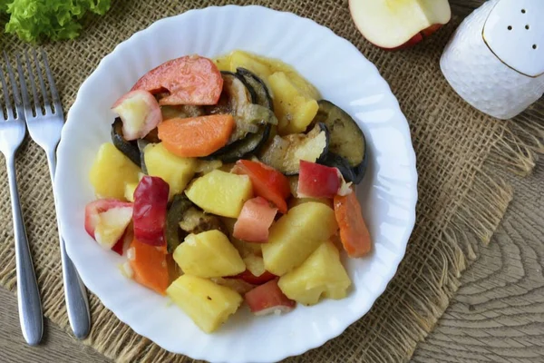 Serve the finished vegetable stew to the table. The recipe for vegetable stew with apples will be useful to you in the post. The stew is hearty and delicious. Thanks to apples, the dish becomes very fragrant and rich. Good appetite!