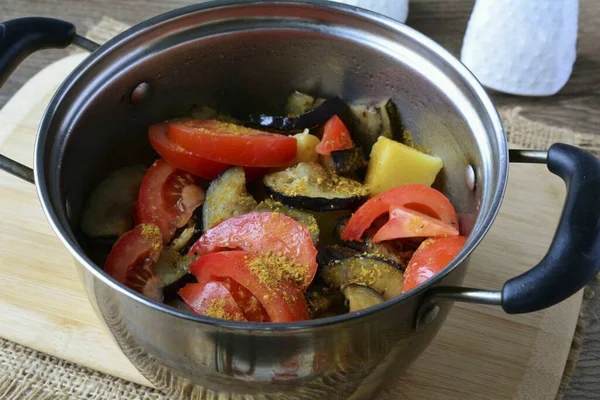 Vierta Los Tomates Guiso Agregue Sal Pimienta Negra Gusto Condimento — Foto de Stock