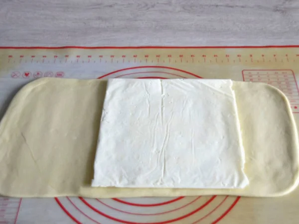 将冷却后的面团 12小时后 卷成长方形 涂上黄油 使边缘紧密相连 甚至可以略微重叠 — 图库照片