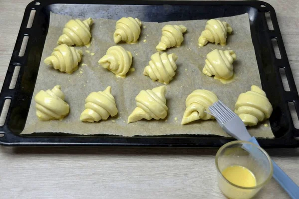 Voor Het Bakken Croissants Borstelen Met Een Mengsel Van Eigeel — Stockfoto