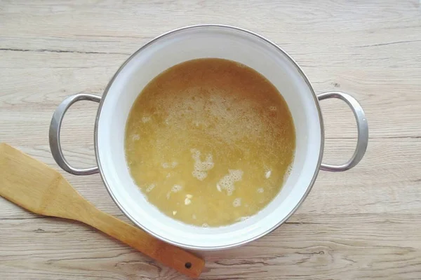 エンドウ豆をスープで満たします 鍋を火の上に置き 沸騰させ 泡を取り除きます 半分が調理されるまで豆を調理 — ストック写真