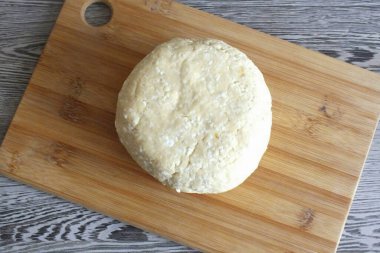 Bitmiş hamur yoğun, hafif nemli olmalı ama ellerinize yapış yapış olmamalı..