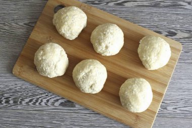 Hamuru 6 eşit parçaya böl. Toplayın onları..