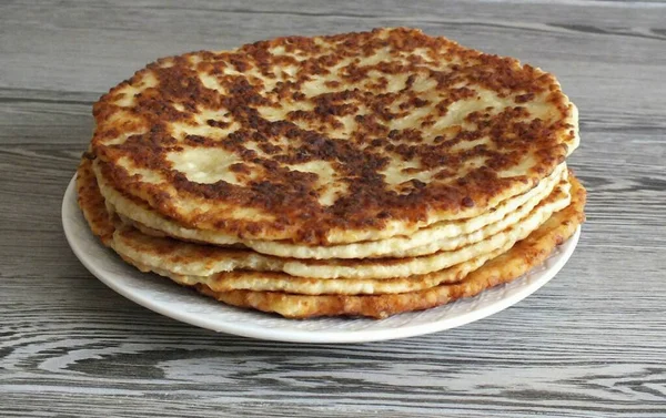 Quarkkuchen Mit Äpfeln Heiß Mit Saurer Sahne Oder Marmelade Servieren — Stockfoto