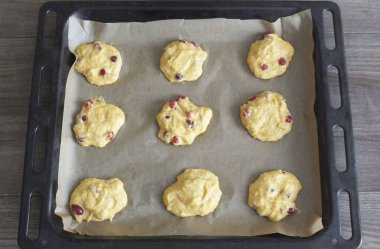 Pişirme kağıdıyla bir çarşaf doldur. Hamuru kaşıkla kolaçan edip, birbirlerinden uzak bir mesafede bir pişirme tepsisine serpiştiriyorlar. 15-17 dakika boyunca önceden ısıtılmış bir fırında 180 derecede pişirmek. Fırınınızın özelliklerini düşünün..