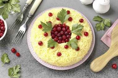 Tavuk ve kızılcıklı salata hazır. Biraz demlensin ve servis etmeden önce taze veya donmuş yaban mersini ve otlarla süslensin. Afiyet olsun.!