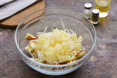 Sonra, salataya konserve ananas ekle..