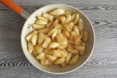 Elmaları biraz soğutmak için tavayı bir kenara koy..