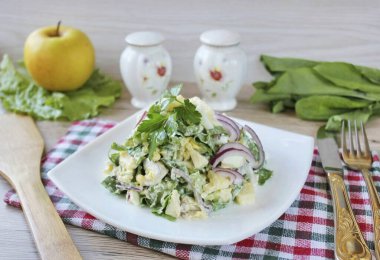 Salatayı aktarın ve bu harika hafif aperatifi masaya servis edin..