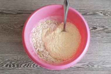 Kuru malzemelere tereyağlı yumurta karışımı ekle.