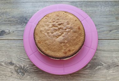 Bisküvinin ikinci yarısını üstüne koy..