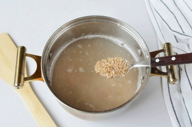 Mısır ezmesini bir tencereye koy, 20-25 dakika kaynatarak pişir..