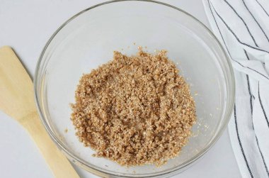 Yulaf ezmesini iyice durula ki, molozlardan temiz su çıksın..