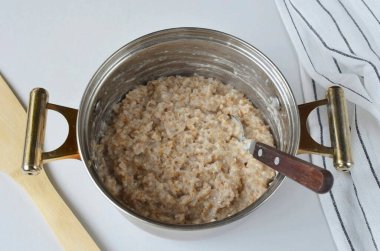 Buğday lapası hazır! Bir parça tereyağıyla servis et. Tüm tahıllar içinde, buğday benim favorim..