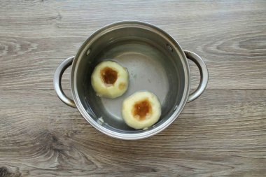 Elmaları bir tencereye koyun, tamamen suyla kaplayın ve limon suyu ekleyin. Her şeyi orta sıcaklıkta kaynat ve 5-10 dakika boyunca kaynat. Elmalar yumuşak olmalı, ama kaynatılmamalı..