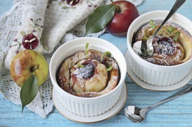 Kiev 'de pişirilen elmalar yumuşak hamur ve tatlı dolguyla yumuşaktır. Not al! Afiyet olsun.!