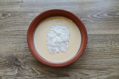 Unu bir kâseye koy ve yavaşça pürüzsüz bir hamura karıştır.