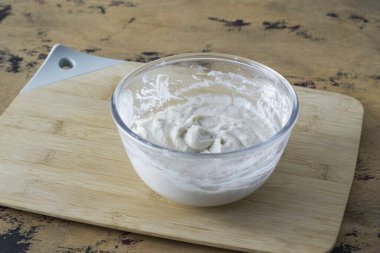 Sıvı kısmı kuru malzemelerle birlikte kaseye boşalt. Yumuşayana kadar karıştır. Hamur ne çok kalın ne de çok sulu olmalı. Gerekirse, sütle biraz seyreltilebilir..