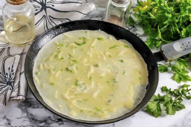 Tavayı önceden ısıt ve ilk kez sebze yağıyla yağla. Hamurun bir kısmını dök, tavanın altına dola ve krepi her iki yanında 1 dakika pişir ta ki altın kahverengiye kadar..