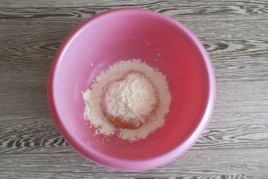 Bölümün 1 / 3 'üne 1,5 çorba kaşığı ekle. un ve karıştırın..