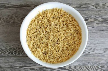 Mangırın küçük bir parçasını dondurucudan çıkar ve dolgunun üzerindeki kaba rendeleyiciye sür. Pastayı 180 derecede 30-35 dakika ısıtmalı fırına koy..