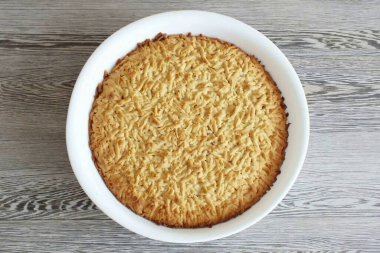 Zaman geçtikten sonra pastayı fırından çıkar. Formda soğumaya bırak.