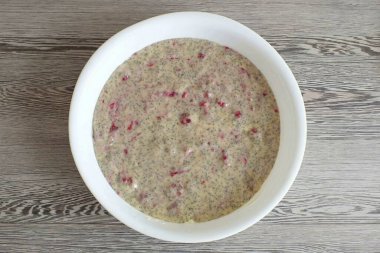 Pişirme kabını tereyağıyla yağla, hamuru dök. Fırını 180 derecede 30-35 dakika ısıtın. Fırınınızın özelliklerini düşünün..