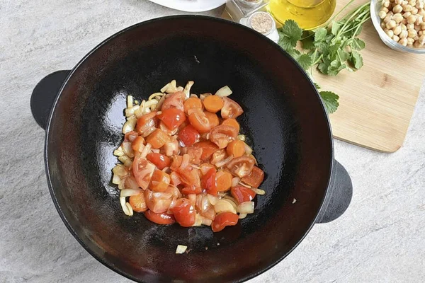 Añadir Los Tomates Cortados Rodajas Grandes Freír Durante Otros Minutos — Foto de Stock