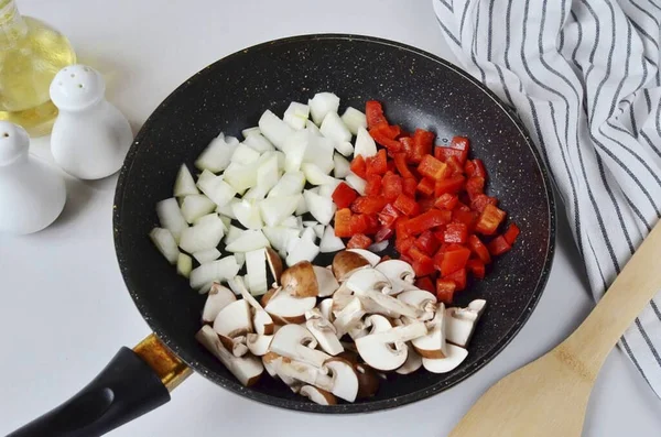 Obrać Cebulę Pokroić Warzywa Kostkę Pokroić Grzyby Smażyć Wszystkie Warzywa — Zdjęcie stockowe