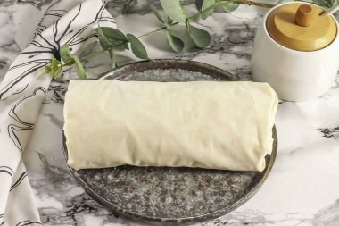 Hamuru rulonun içine doldur, yırtmamaya dikkat et..