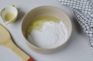 Yumurta beyazı ekle. Birkaç dakika düşük hızda mikserle dövün. Dondurmanın beyazlaşmaya başladığını göreceksin..