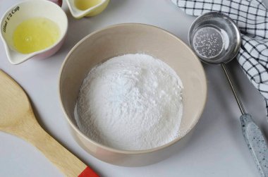 Jöleyi karıştırmak için derin bir kap al, pudra şekerini ellediğinden emin ol..