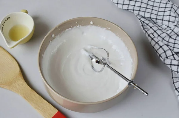 Aggiungere Mezzo Cucchiaino Succo Limone Battere Altri Minuti Fino Quando — Foto Stock